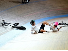Paskudny wypadek w Gandawie. Półmetrowy kawałek deski z welodromu wbił się w kolarza