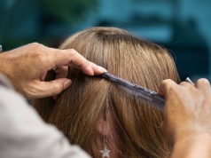 Kobiety po 50. roku życia oszalały na punkcie tej fryzury. Będziesz wyglądać o 10 lat młodziej