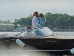 Drogi samochód zamiast bliskości. To lęk napędza wyścig po status