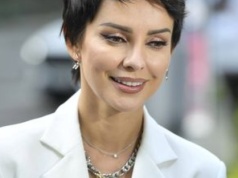 Wypadła obłędnie. Satynowa kreacja Gardias to majstersztyk