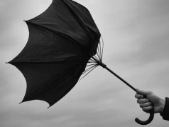 Silny wiatr do niedzieli. Ostrzeżenie dla mieszkańców powiatu