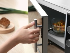 Nigdy nie podgrzewaj tych trzech rzeczy w mikrofalówce. Prosta droga do zatrucia