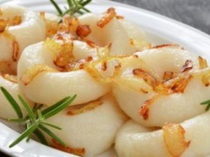 Dodaj do ciasta. Kluski śląskie będą sprężyste, delikatne i pozbędziesz się efektu zbitej masy