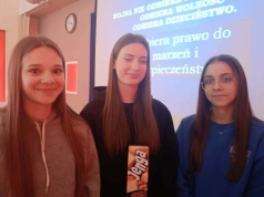 „RESET: dzieciństwo anulowane”. Uczennice z Bartoszyc skłaniają do refleksji nad losem rówieśników