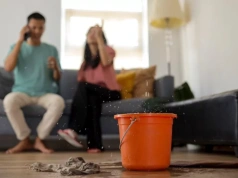 Wymienił stary dach na nowy. Przez błąd wykonawcy po pierwszym deszczu miał mokry sufit