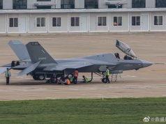 Chiński samolot pokładowy J-35 z oficjalnym przydomkiem