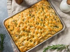 Domowa focaccia z rozmarynem i czosnkiem. Prosty przepis na puszyste włoskie ciasto