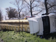 Wywróciła się autocysterna z paszą. Kierowca w szpitalu