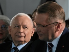 Konflikt w PiS zażegnany? Kaczyński wystąpił z Czarnkiem i Morawieckim. "Potrzebna zmiana władzy"
