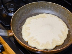 Zapomnij o słodkich naleśnikach raz na zawsze. Ten farsz przebija wszystko