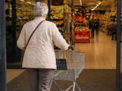 Koniec z bólem pleców podczas zakupów. Sztuczka seniora z wózkiem sklepowym zaoszczędzi trudu