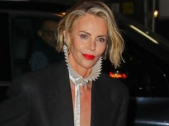 Zrobili jej zdjęcia przed hotelem. 50-letnia Charlize Theron zachwyca