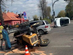 Zderzenie trzech pojazdów na DK50. Auto osobowe i traktor na boku