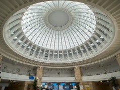 "Najbardziej urocze" lotnisko w Europie nie wszystkim się podoba. "Nie ma żadnych sklepów"