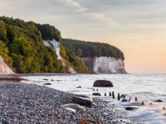 Bałtyk jak z widokówki. Na tej wyspie zobaczysz białe klify i Tron Królewski
