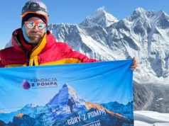 Kościerski ratownik medyczny zdobył szczyt w Himalajach, by wesprzeć Fundację z Pompą