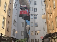 Warszawa oszalała na punkcie nowego muralu. Artysta zabrał głos