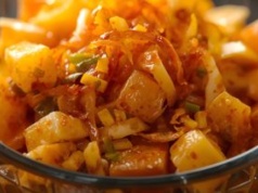 Na grilla przygotuję tę lekko pikantną sałatkę. Ostatnim razem musiałam dorabiać, tak szybko zniknęła