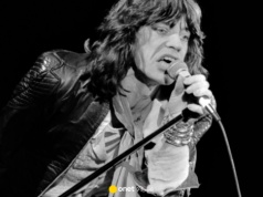 Mick Jagger dwukrotnie otarł się o śmierć. "Zaczął zsuwać się w stronę otwartego okna"