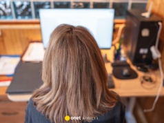 Czy długi spacer niweluje skutki siedzącej pracy? Naukowcy to sprawdzili