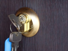 Zostawiasz klucz w zamku na noc? Narażasz się na duże straty