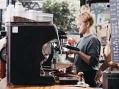 Życie w UK jest tak drogie, że niektórzy pracują na trzech etatach