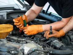 Gdy bierzesz się za taką naprawę, twój mechanik już się cieszy, bo zarobi
