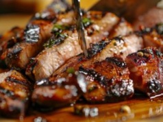 Ta marynata to mistrzostwo. Karkówka z grilla jest mięciutka, soczysta i ma delikatnie chrupiącą skórkę