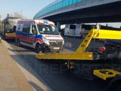 Ładował zepsutą karetkę na lawetę, urwał się uchwyt. Pojazd się stoczył do tyłu i przygniótł laweciarza do autobusu miejskiego. Mężczyzna walczy o życie