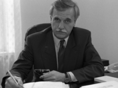 Nie żyje Andrzej Olechowski - jeden z „trzech tenorów”, założycieli PO