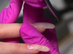 Nikt by na to nie wpadł. Najmodniejsze paznokcie? French odwrócony o 180 stopni