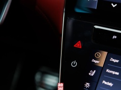 Używamy świateł awaryjnych niezgodnie z przepisami. To już część kultury