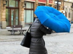 Ostrzeżenia przed silnym wiatrem dla 13 województw. IMGW i RCB wydały alerty