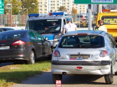 Pomocy! Wjechał mi w auto, a teraz nie chce wzywać policji. Co robić?