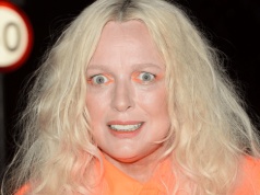 Agata Kulesza zgoliła włosy Kasi Nosowskiej na zero. Prawie pół miliona ludzi to widziało. Wideo to hit sieci