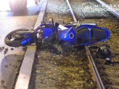 22-latek na motocyklu wpadł na torowisko tramwajowe i nieprzytomny, w stanie ciężkim trafił do szpitala
