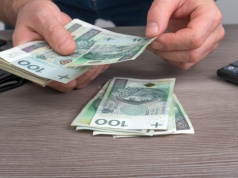 Nawet 3807 zł miesięcznie na osobę. Tak chcą pomóc po zakończeniu szkoły