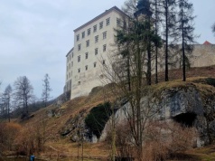 Kto pamięta "Janosika", ten wie, gdzie znajduje się popularny zamek. Jest majestatyczny