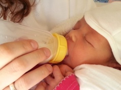 Gdańscy naukowcy na pomoc wcześniakom. Chcą opracować technologię wzbogacania mleka matki