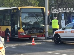 Półtoraroczna dziewczynka ranna po wypadku autobusu który uderzył w słup