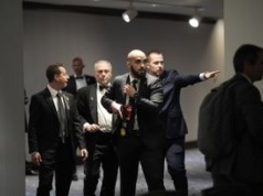 "Za drzwiami rozległy się strzały". Relacja korespondenta z Polski