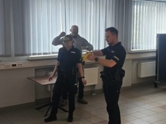 Policjanci z Lublińca szkolą się z użycia paralizatora. Zakończyli egzamin