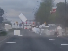 Wiatr porwał materiały budowlane na jezdnię. Niebezpiecznie na al. Spółdzielczości Pracy