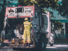 Śmieciarz zarabia więcej niż nauczyciel. Cichy bonus z butelek robi różnicę