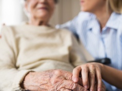 Seniorzy płacą nawet 10 tys. miesięcznie. Gdy brakuje, dopłacić musi rodzina