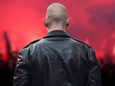 „Jeśli chłopak nie znajdzie żywego wzorca, pójdzie do internetu. A tam ma wszystko — od samców alfa z TikToka po coachów podrywu”. Seksuolog o zmianie chłopca w radykała