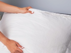 Robię to z poduszkami raz w miesiącu. Są białe i czyściutkie bez prania