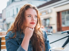 Nie miłość, pieniądze ani rodzina. Co naprawdę uszczęśliwia ludzi?