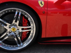 Zamiast kredytum składka ze znajomymi. Tak Gen Z kupuje Ferrari i Porsche