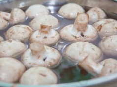 Kucharze tylko przecierają szmatką. Mycie pod kranem to największy błąd, jaki możesz zrobić